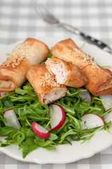 Fischstrudel auf Rucola Salat