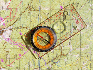 Fototapeta na wymiar Chodziki kompas i na mapie topo