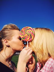 Foto op Plexiglas Mädchen küssen sich © Christian Schwier