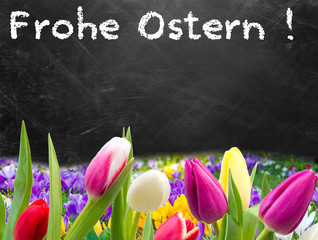 Frohe Ostern - Schultafel mit Text und bunten Blumen