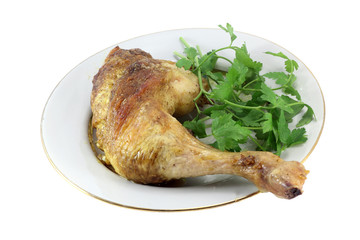 Окорок куриный жареный, на тарелке, изолированный