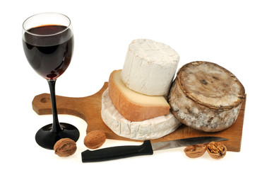 Verre de vin, fromages et noix