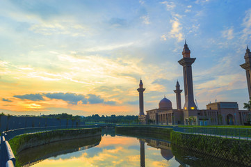 Naklejka premium Reflection sunset of Masjid Tengku Ampuan Jemaah