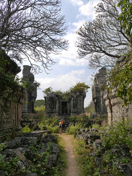 Path through ruines, Phnom Bok Temple, Angkor Wat, Cambodiaa