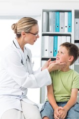 Obraz premium Doctor examining thyroid gland of boy
