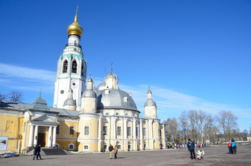 Fototapeta na wymiar Katedra Zmartwychwstania w Wołogdy na Placu Katedralnym, w Rosji