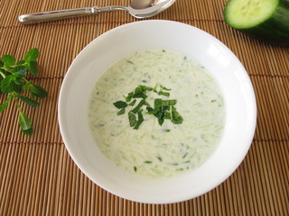 Kalte Gurkensuppe mit Minze