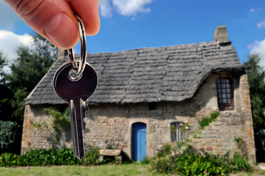 La cl&eacute; de la maison au toit de chaume