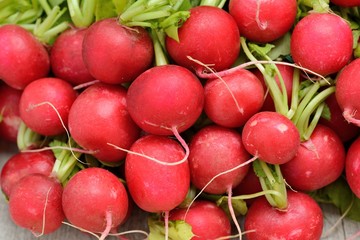 rapanelli crudi su un tavolo di legno