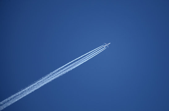 avion dans le ciel © hcast