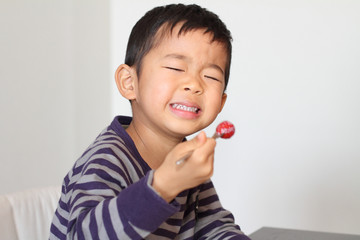 イチゴを食べる幼児(4歳児)