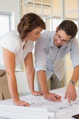 Obraz premium Business people working on blueprints at office