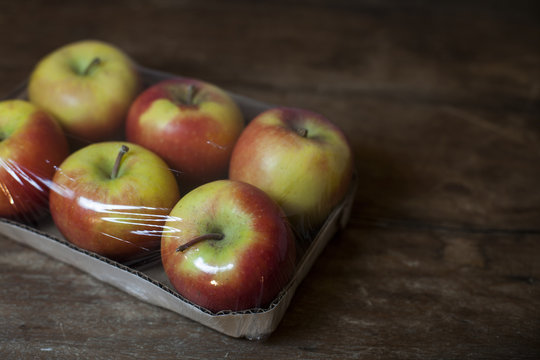 Äpfel in Verpackung auf Holz