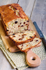 apple and raisin crumble cake