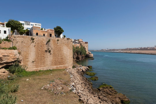 Городская стена медины у реки Бу Регрег. Рабат. Марокко.