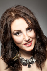 Junge Frau mit braunen Haaren