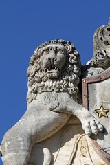 Obraz premium détail statue façade chateau,armoiries,blason