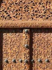 détail d'une porte de chateau en bois décoré