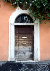Fototapeta na wymiar Door in the Trastevere district in Rome