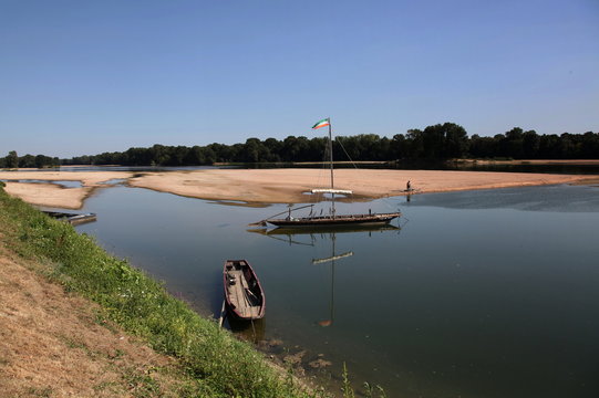 P&ecirc;cheur sur un banc de sable - embarcations au repos.