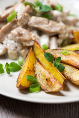 Würzige Kartoffelspalten mit Sojagulasch