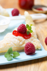 Blätterteig mit Fruchtmus und Himbeeren
