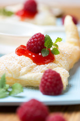 Blätterteig mit Fruchtmus und Himbeeren
