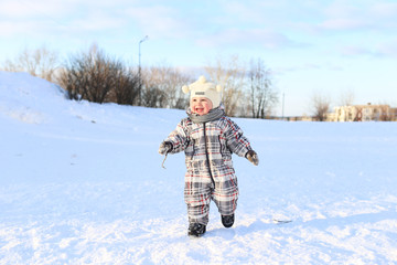Fototapeta na wymiar baby running outdoors in winter