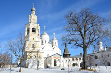 Fototapeta na wymiar Спасо-Прилуцкий монастырь в Вологде ранней весной