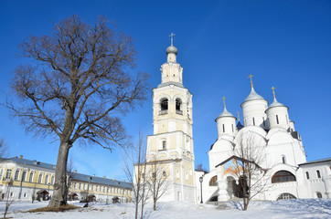 Obraz premium Спасо-Прилуцкий монастырь в Вологде ранней весной