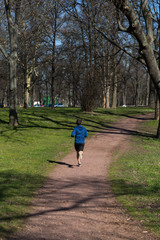 Mann joggt durch den Park