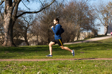 Fototapeta premium Mann joggt durch den Park