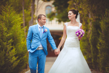 Naklejka premium Bride and groom at wedding day kiss in park, retro grain