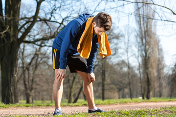 Mann joggt durch den Park