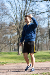 Mann joggt durch den Park