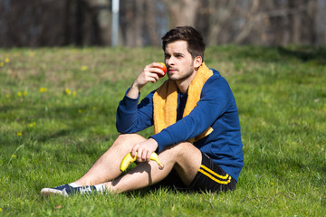 Mann joggt durch den Park