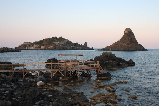 Aci trezza isola Lachea e faraglioni tramonto