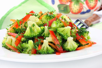 Salad with broccoli and paprika