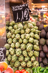 Viele Artischocken an einem Marktstand