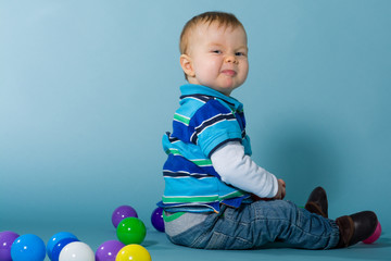 junge mit bunten bällen 2