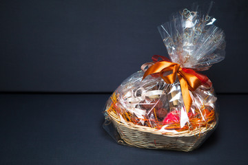 Naklejka premium gift basket against grey background