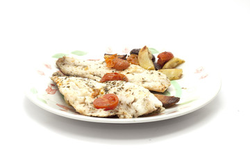 pesce con patate e pomodori