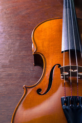 Fototapeta premium Martwa natura na skrzypcach na drewnianym stole.