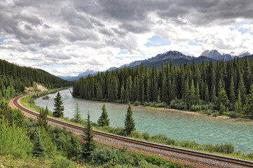 Fototapeta na wymiar rzeki, linie kolejowe i Gór Skalistych w Parku Narodowym Banff