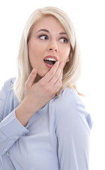 Junge blonde Frau isoliert blickt erstaunt zur Seite