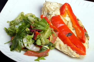 chicken breast with green salad and red pepper