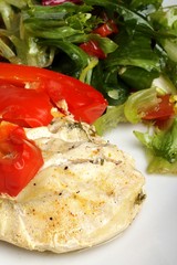 chicken breast with green salad and red pepper