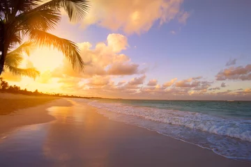 Fototapete Kunst Schöner Sonnenaufgang über dem tropischen Strand © Konstiantyn