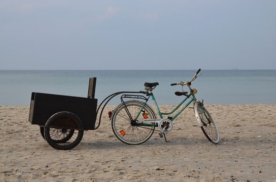 Fototapeta Verlassenes Fahrrad am Strand