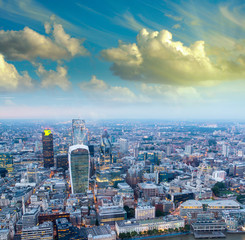 Naklejka premium London. Night skyline of financial district